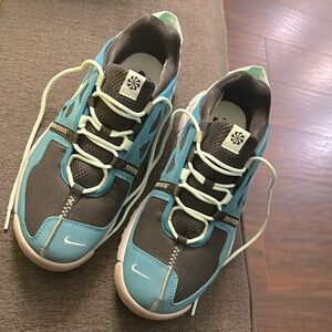 M8 W10 Nike Free Terra Vista Sneakers